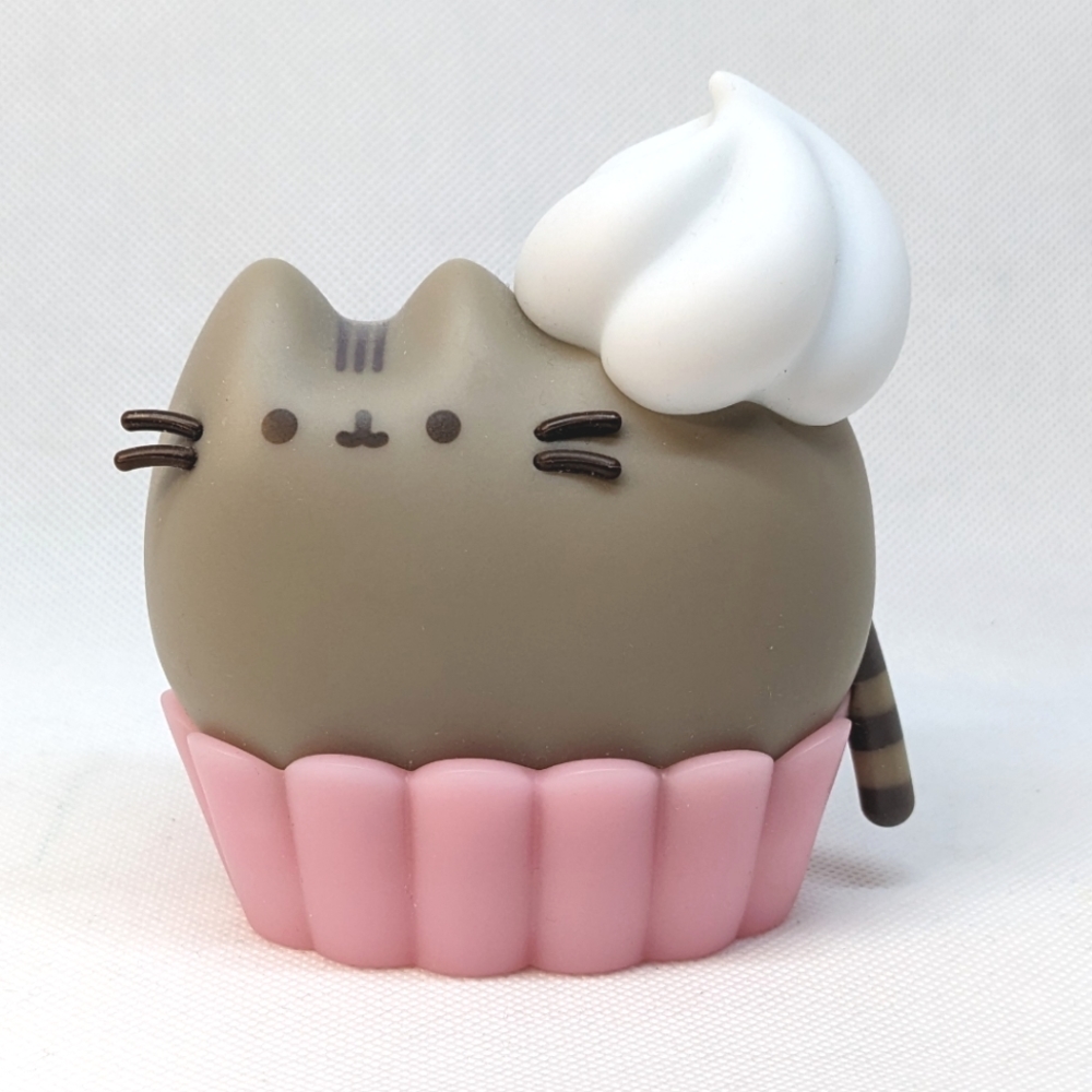 Vinyl cupcake Pusheen figurine with frosting dollop